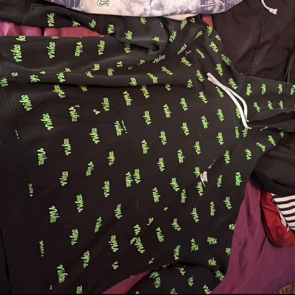 XXL Nike Hoodie. Barley worn , no rips still in amazing condition